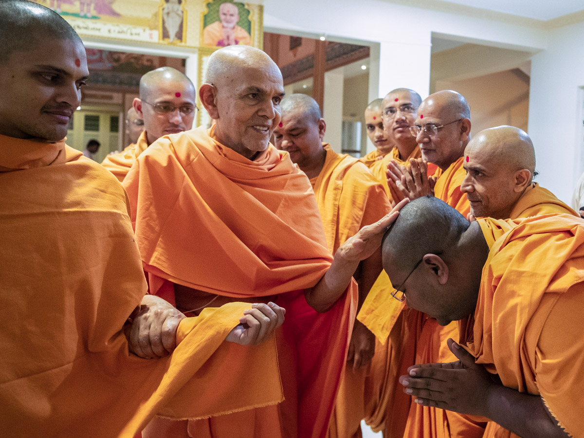 Param Pujya Mahant Swami Maharaj blesses sadhus