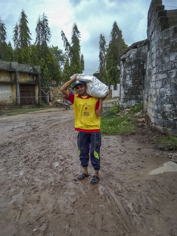 BAPS flood relief services, Gir Gadhada, 2018
