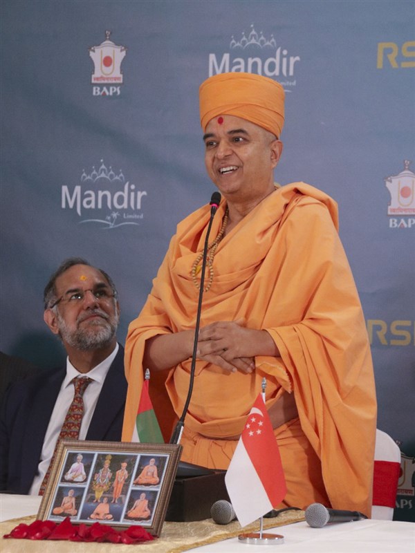 Brahmavihari Swami addresses the assembly