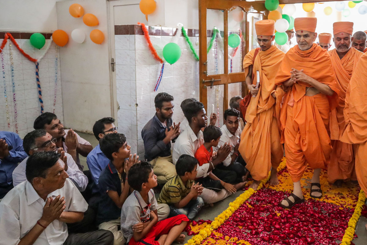 Param Pujya Mahant Swami Maharaj arrives at Pramukh Swami Hospital, Dabhoi