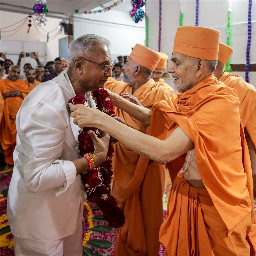 Swamishri blesses Shri Rohitbhai Patel