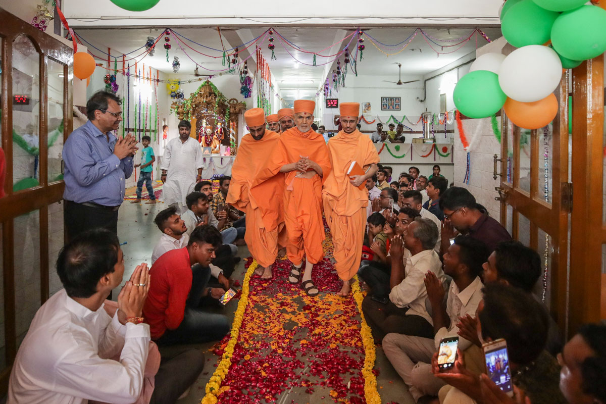 Swamishri greets all with 'Jai Swaminarayan'
