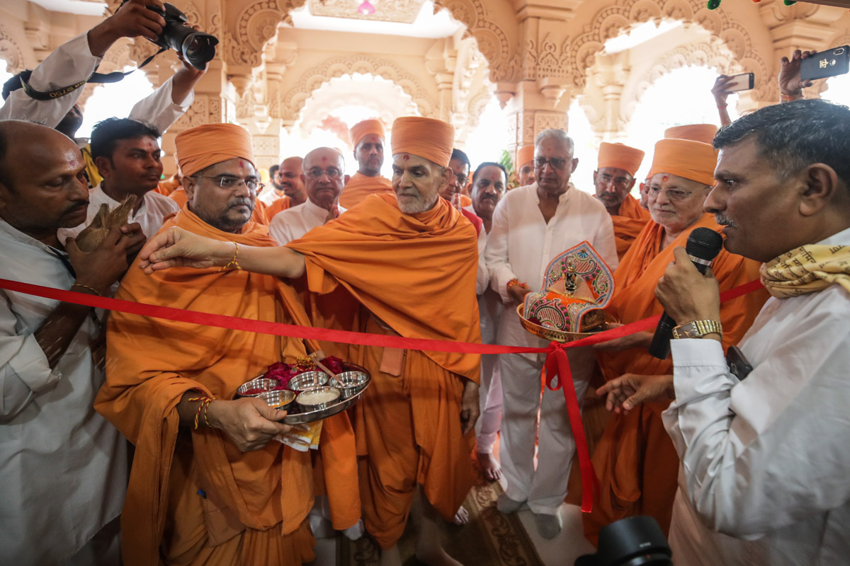 Swamishri performs the inauguration rituals of the new BAPS Shri Swaminarayan Mandir, Dabhoi