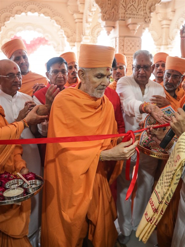 Swamishri unties the ribbon to inaugurate the new BAPS Shri Swaminarayan Mandir, Dabhoi