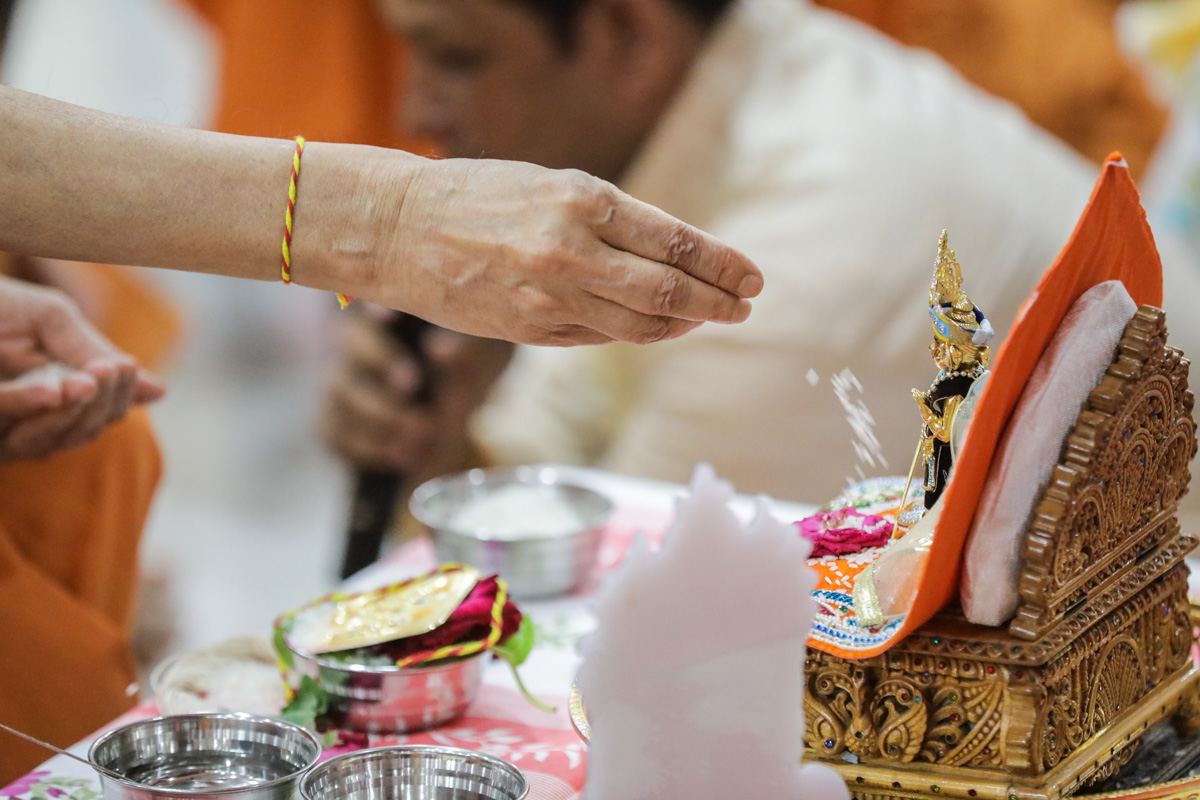 Swamishri performs the murti-pratishtha mahapuja rituals