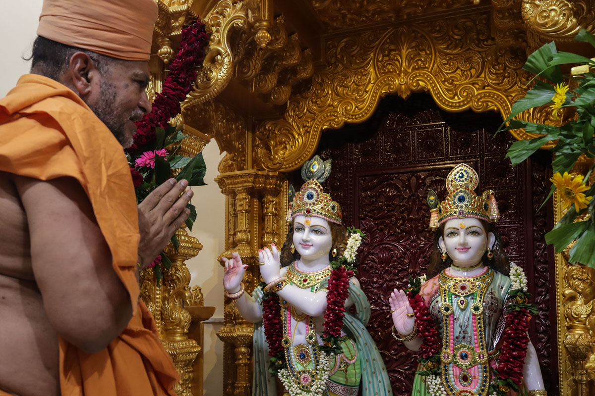 Narendraprasad Swami performs the murti-pratishtha rituals