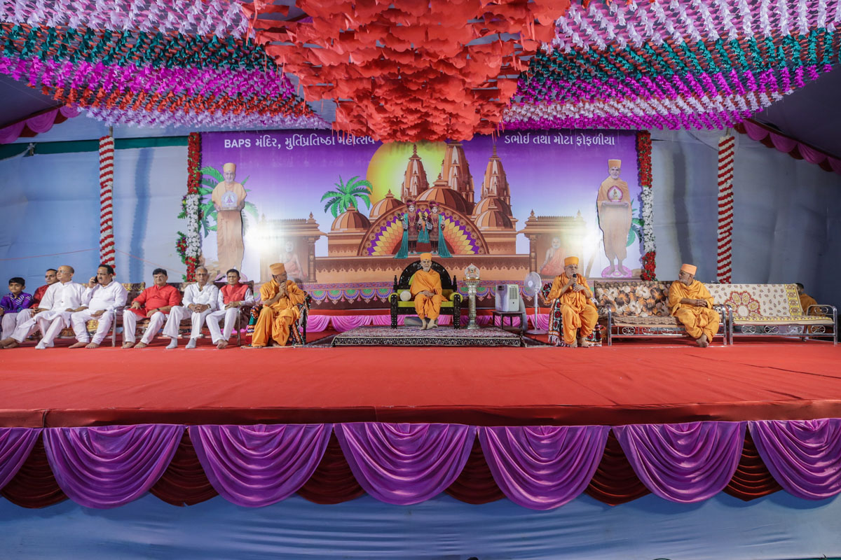 Swamishri, senior sadhus and dignitaries during the pratishtha assembly