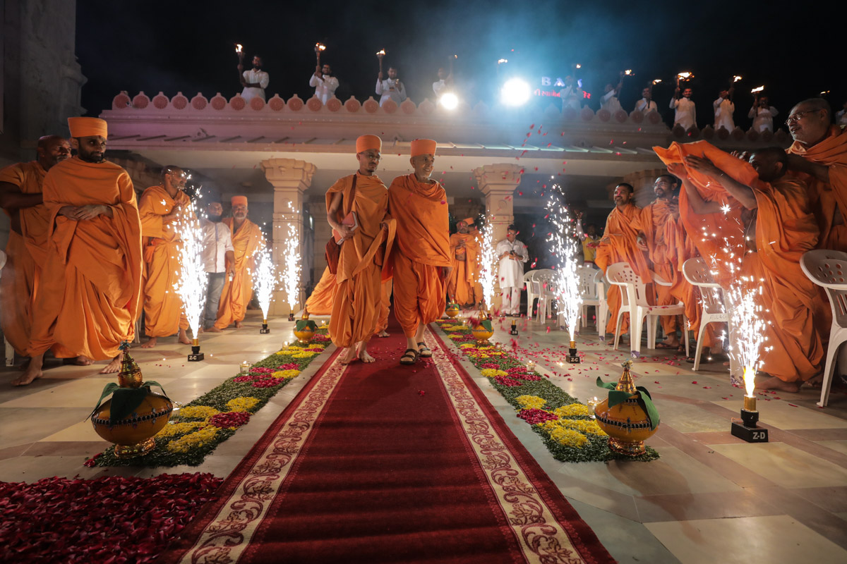 Param Pujya Mahant Swami Maharaj arrives at BAPS Shri Swaminarayan Mandir, Atladra