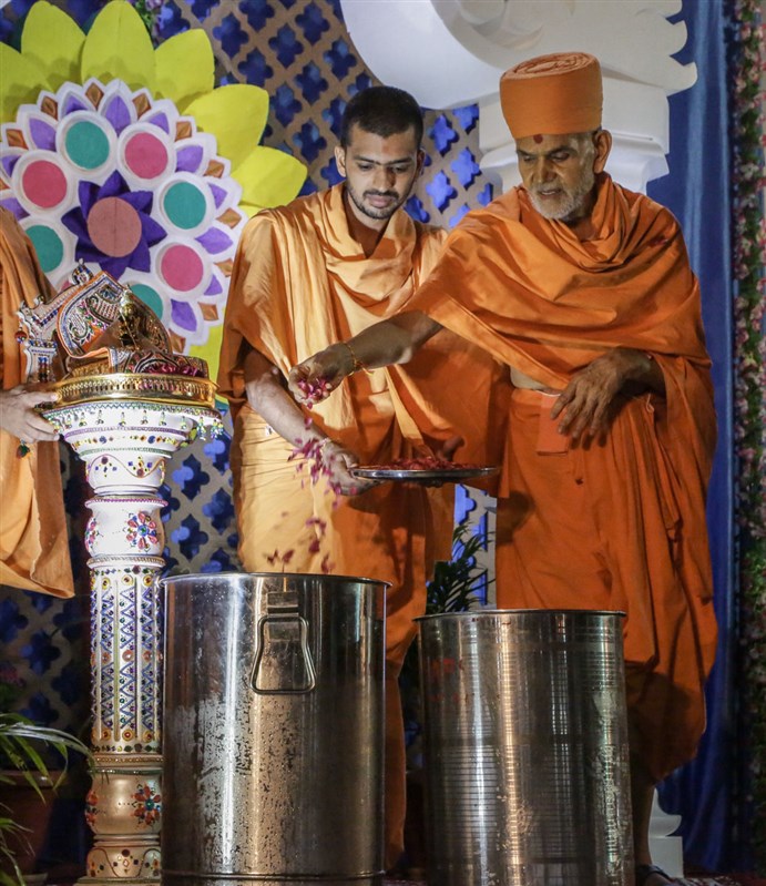 Swamishri sanctifies lemon water for fasting devotees