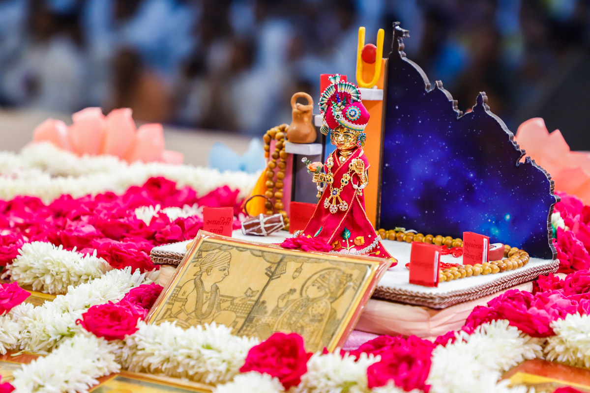 Shri Harikrishna Maharaj in Swamishri's morning puja