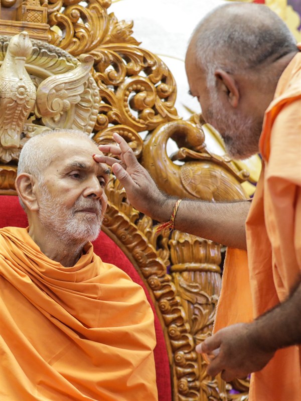 Bhagyasetu Swami performs pujan of Swamishri