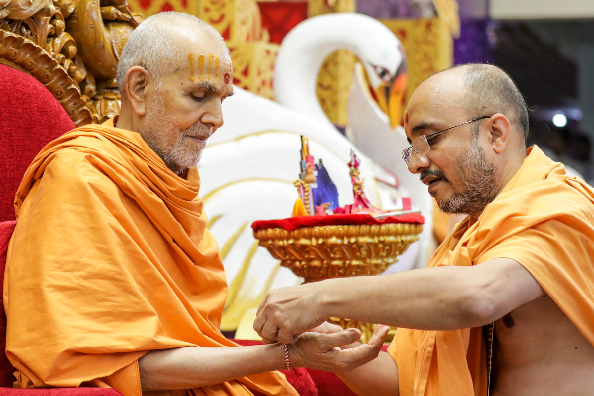 Harikishore Swami ties a nadachhadi to Swamishri