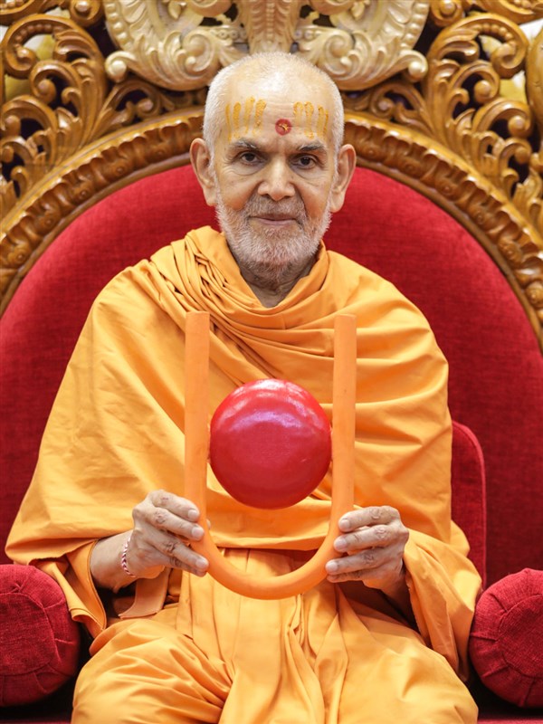 Swamishri displays a tilak-chandlo