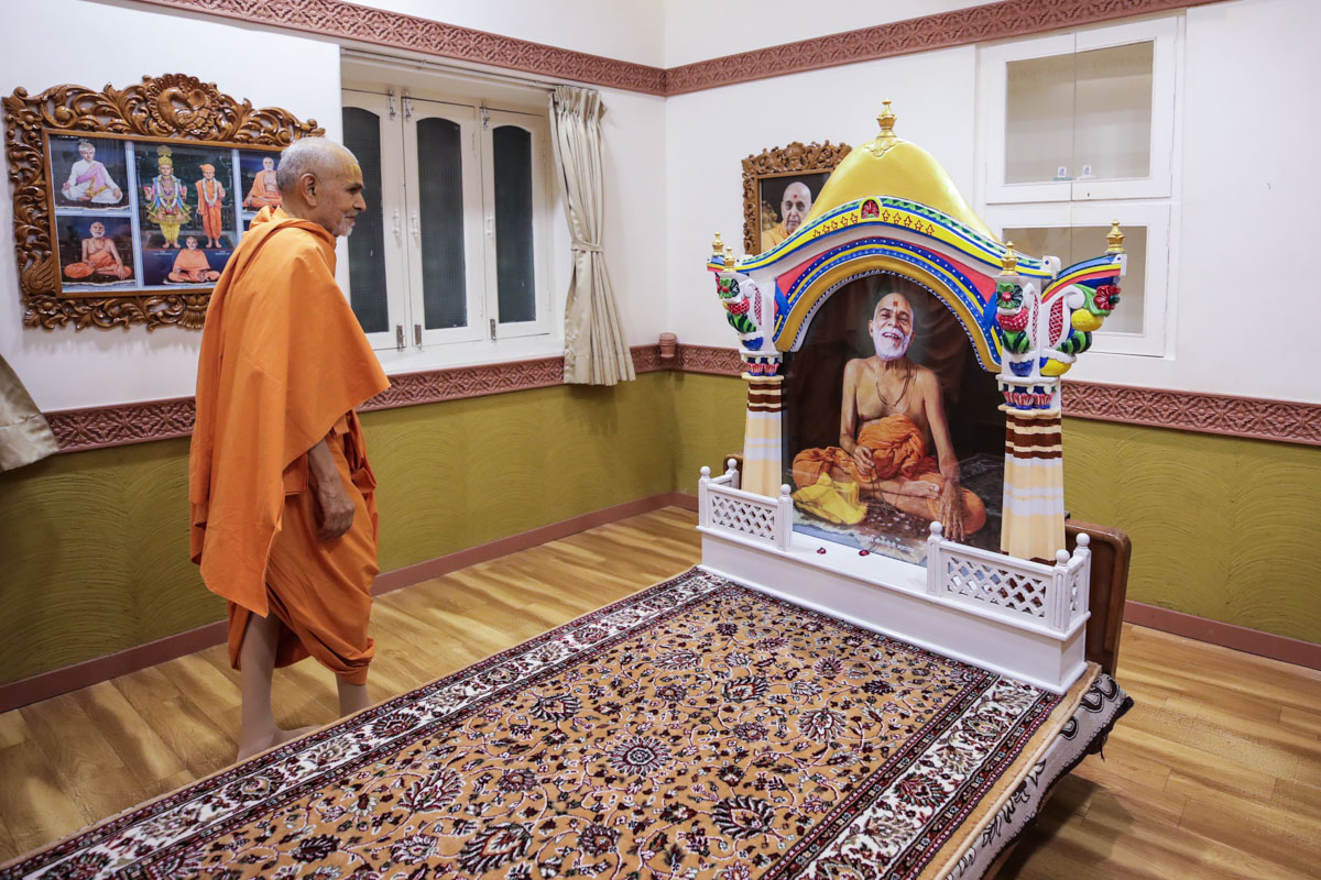 Swamishri performs pradakshina in the room of Brahmaswarup Yogiji Maharaj