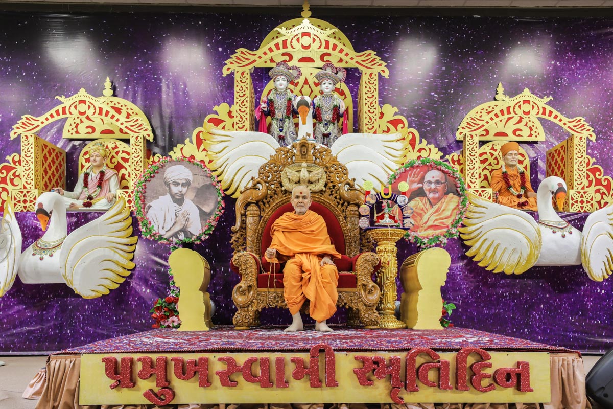 Swamishri during the evening Pramukh Swami Smruti Din assembly