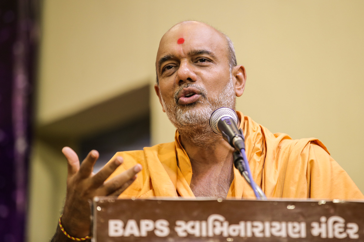 Gnanvatsal Swami addresses the assembly