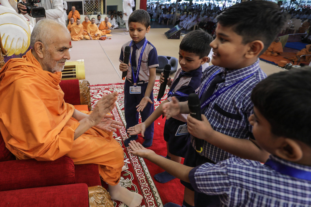 Swamishri blesses students