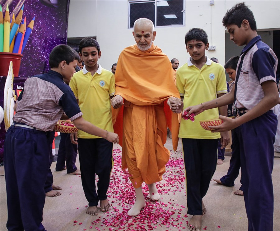 Students welcome Swamishri in the evening Vidyamandir Din assembly