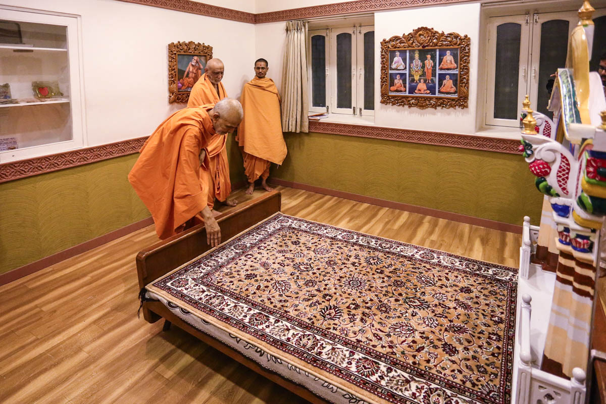 Swamishri engrossed in darshan in the room of Brahmaswarup Yogiji Maharaj