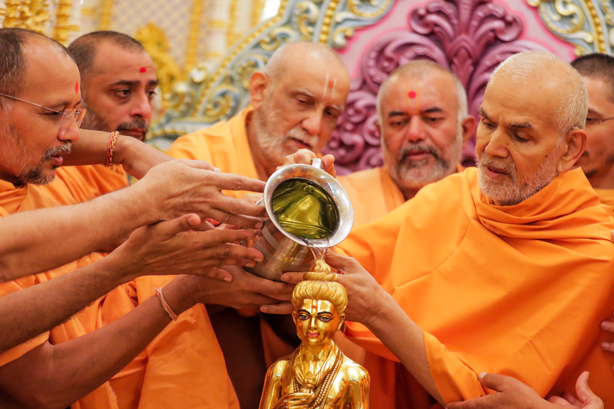 Swamishri and sadhus perform abhishek of Shri Nilkanth Varni