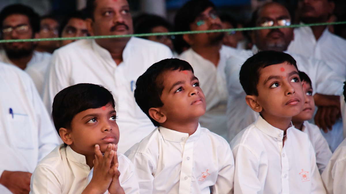Children doing Swamishri's puja darshan