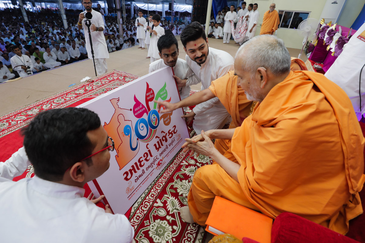 Swamishri sanctifies a bal mandal project