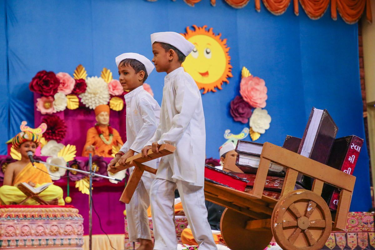 Shishus perform before Swamishri