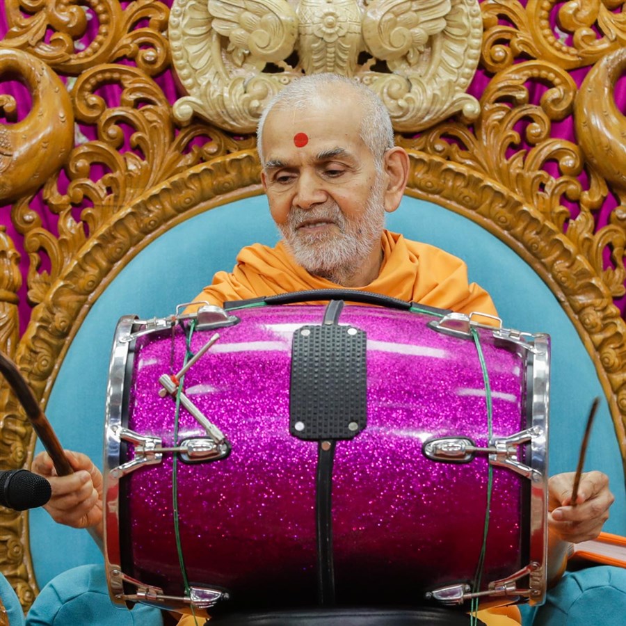 Swamishri sanctifies a dhol