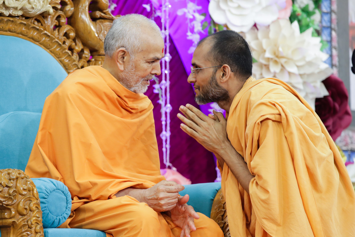 Swamishri blesses Anirdesh Swami