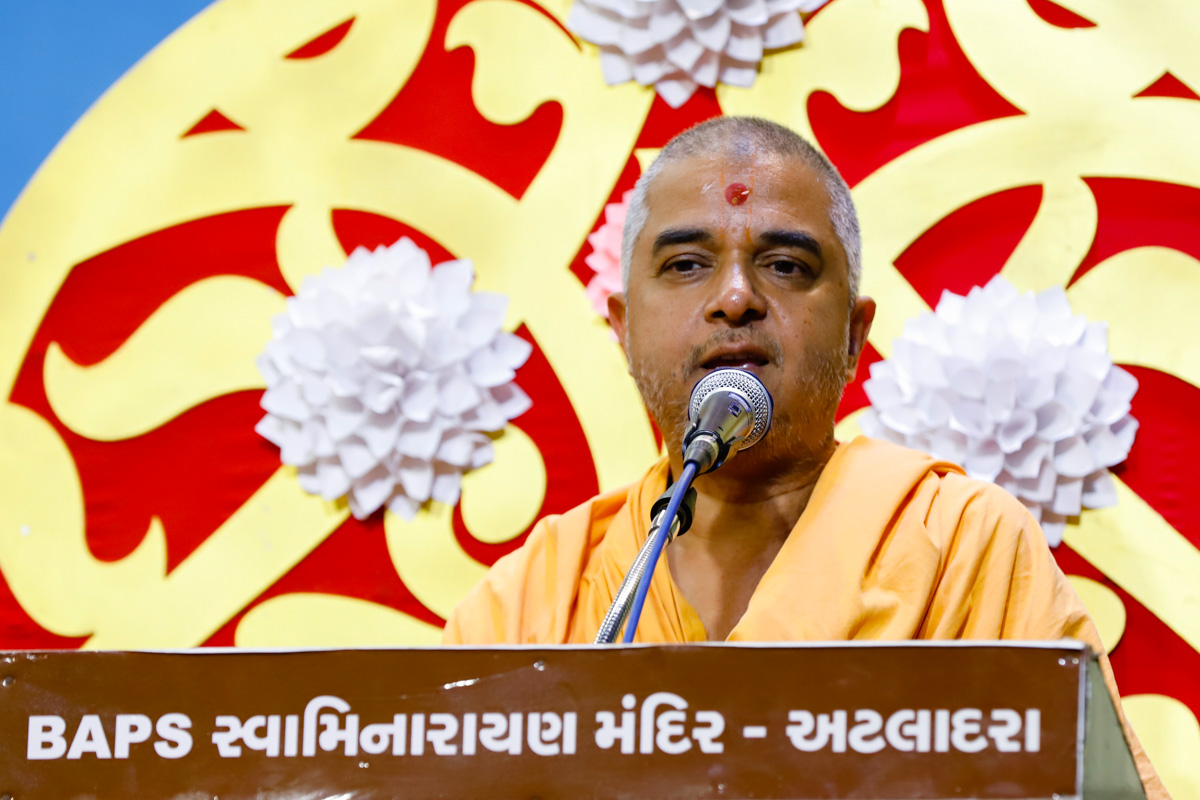 Brahmavihari Swami addresses the evening satsang assembly