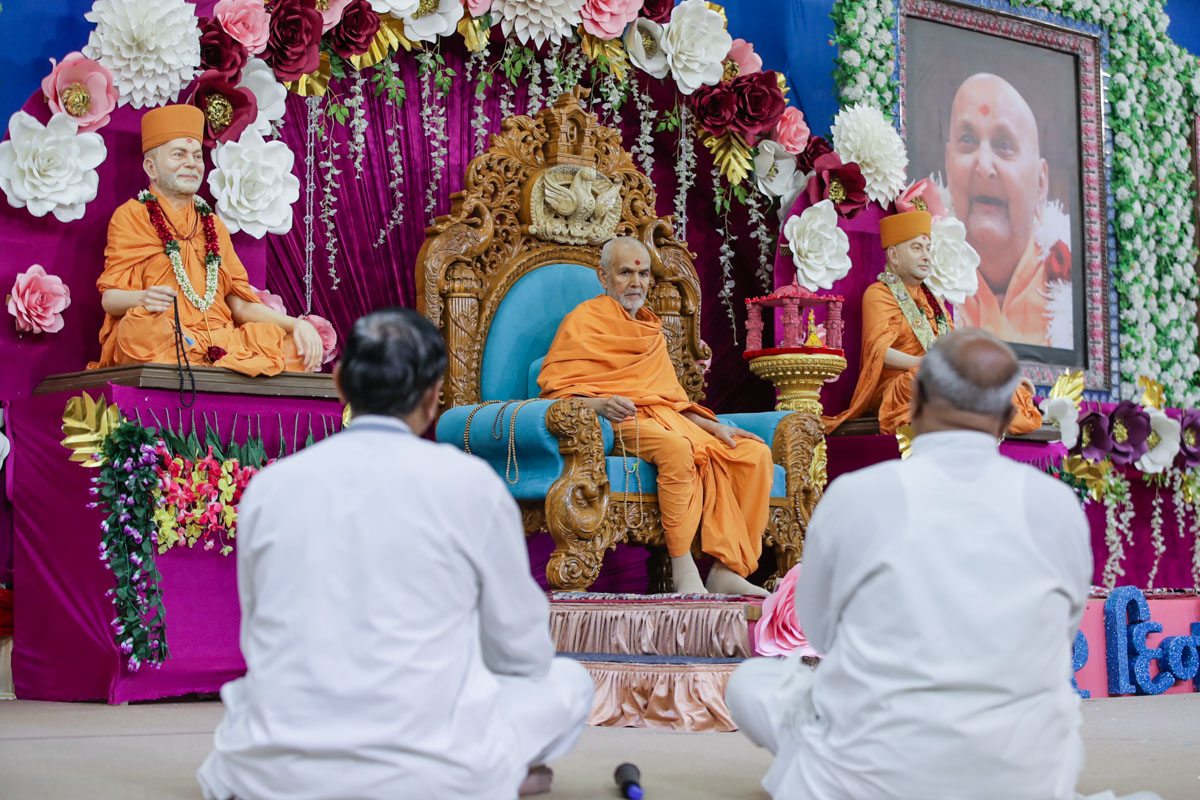 Devotees pray before Swamishri
