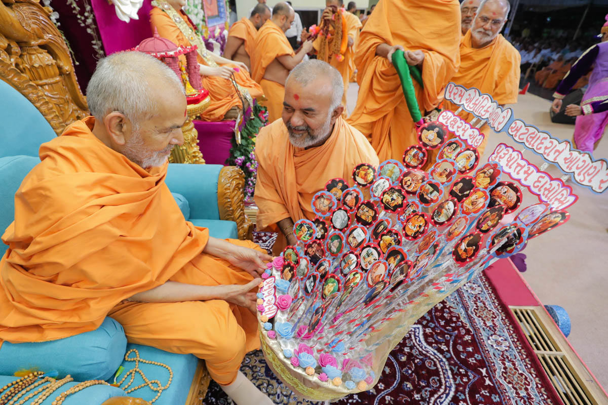 Swamishri sanctifies a display prepared by devotees