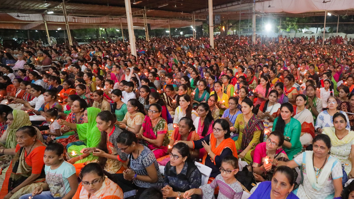 Devotees performs the evening arti