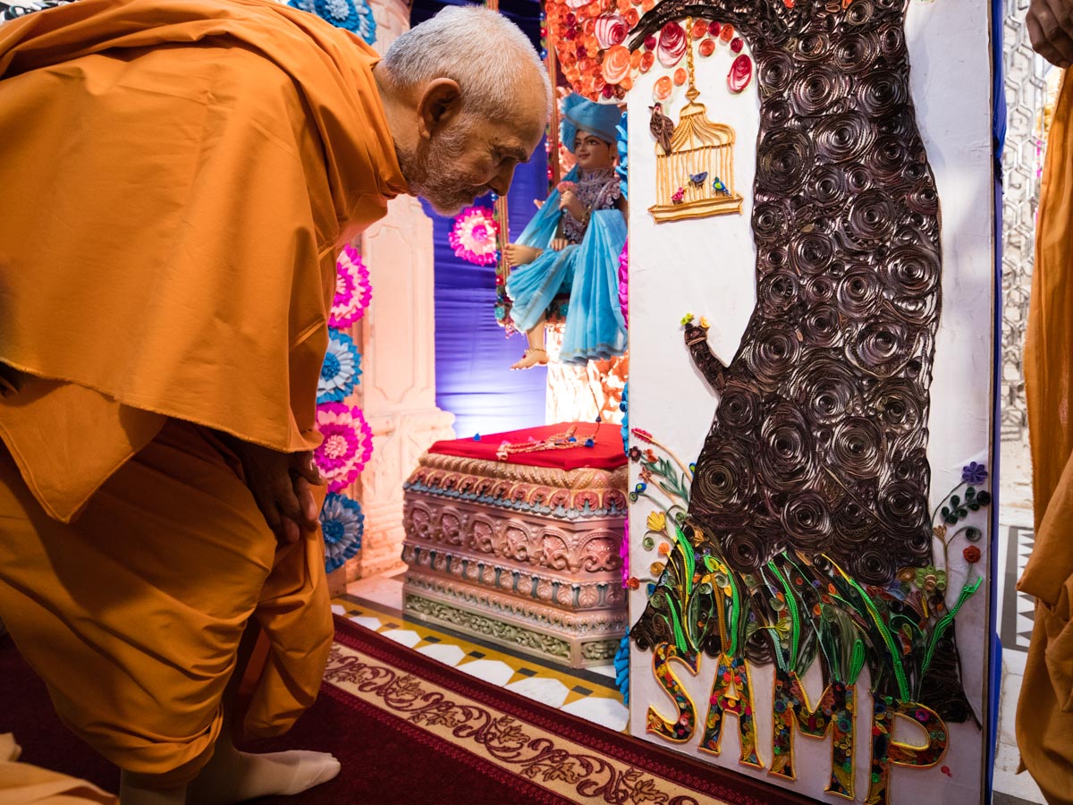 Swamishri observes a decorative hindolo