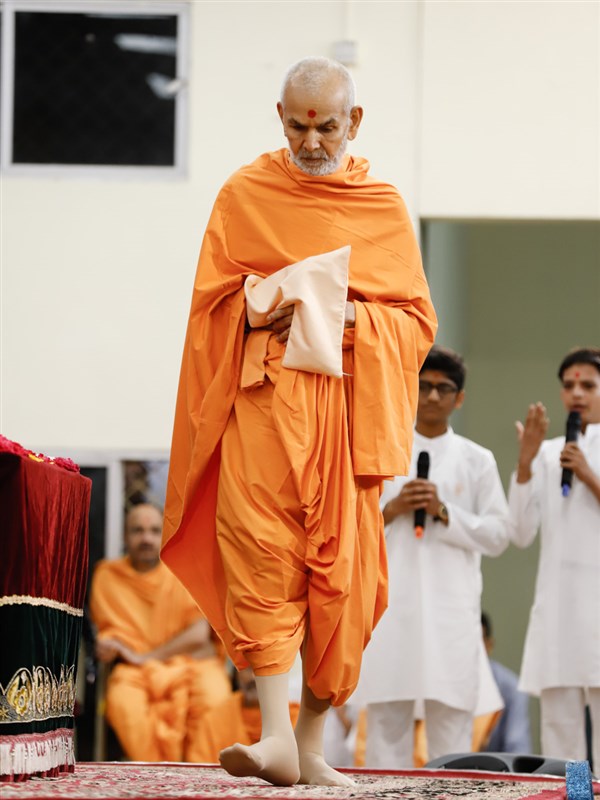 Swamishri performs pradakshina in his morning puja