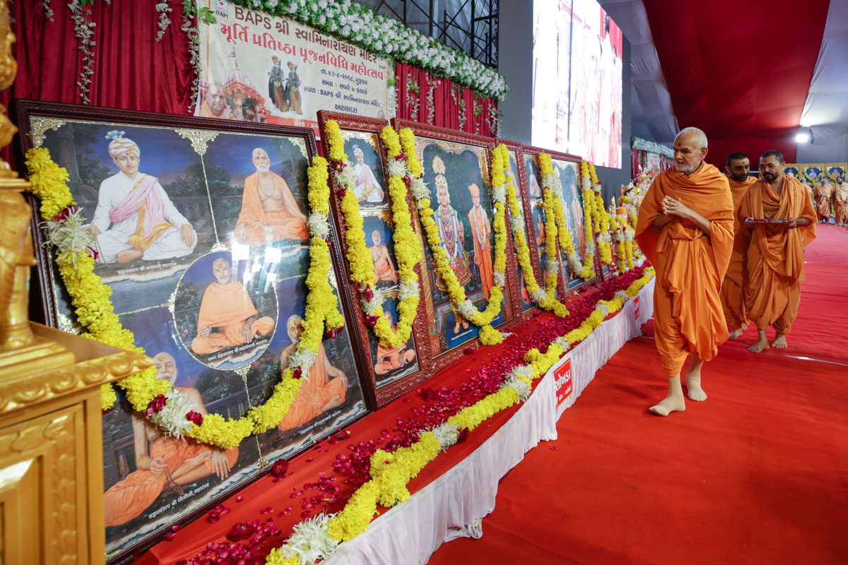 Swamishri doing darshan of murtis to be consecrated in new mandirs