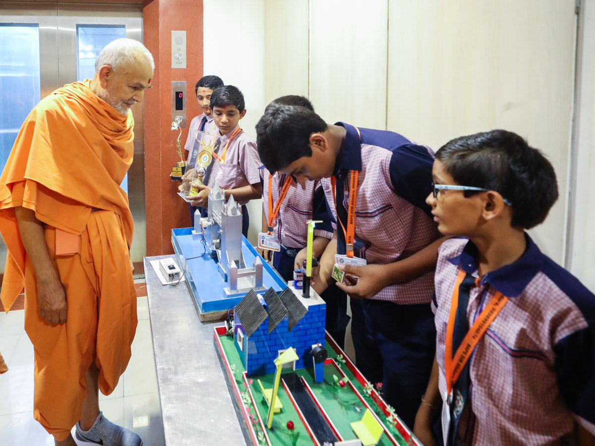 Swamishri observes creations by students of Swaminarayan Vidyamandir, Vadodara