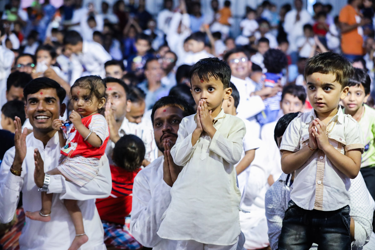 Children during vartman vidhi