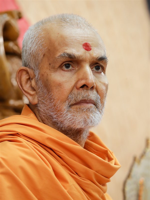 Swamishri watches the skit