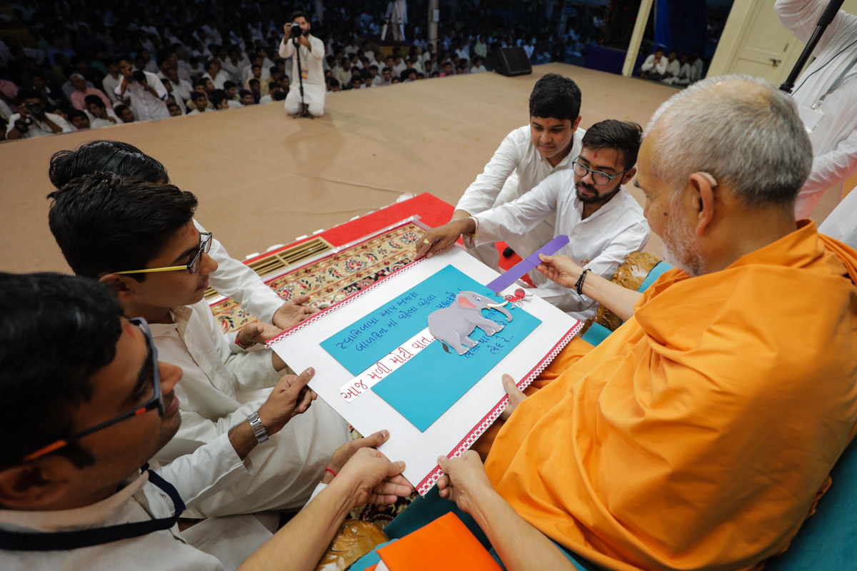 Swamishri observes a card