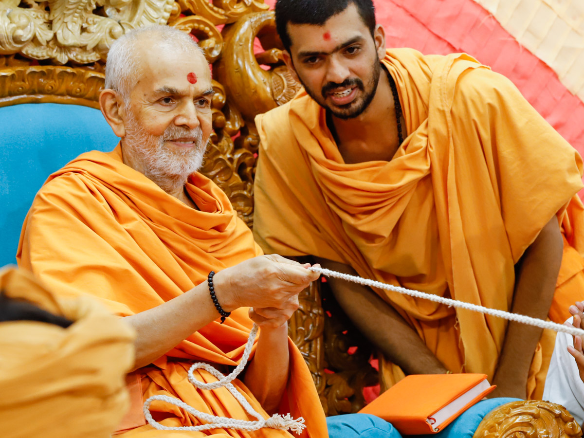 Swamishri participates in a program with youths