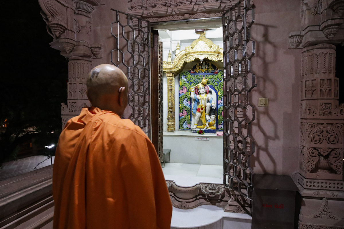 Swamishri doing darshan of Shri Hanumanji