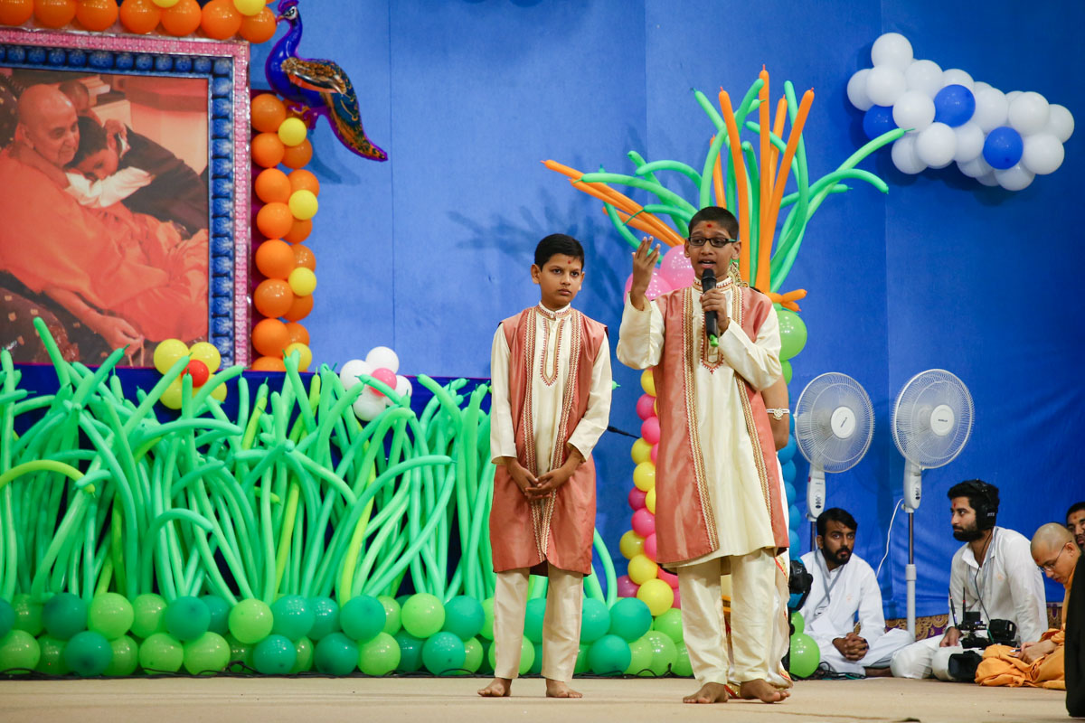 Children recite mukhpath before Swamishri