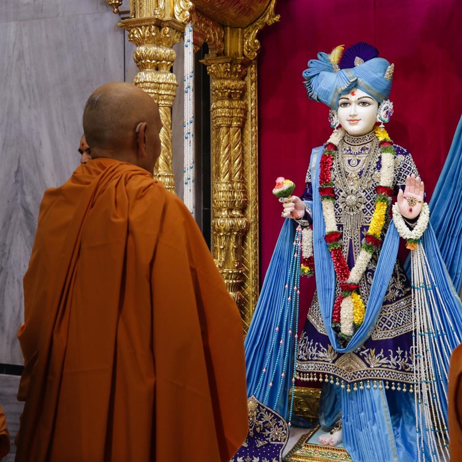 Param Pujya Mahant Swami Maharaj engrossed in darshan of Shri Ghanshyam Maharaj