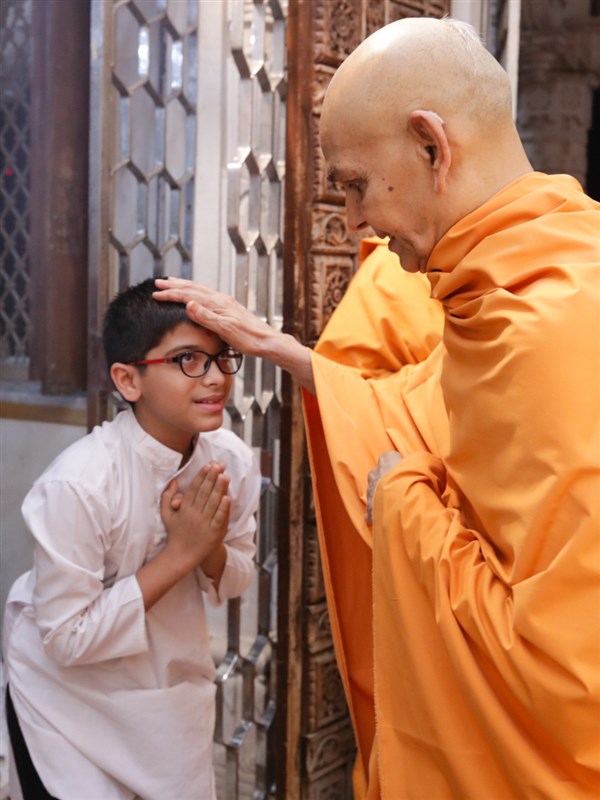 Swamishri blesses a child 