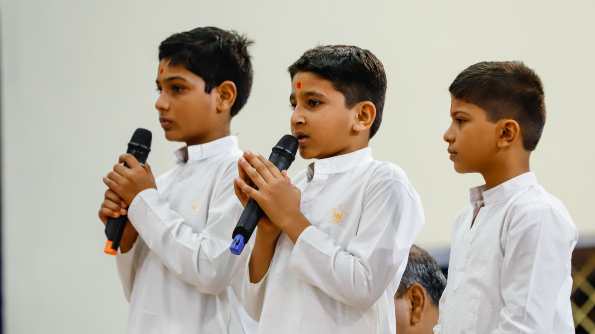 Children recite mukhpath before Swamishri