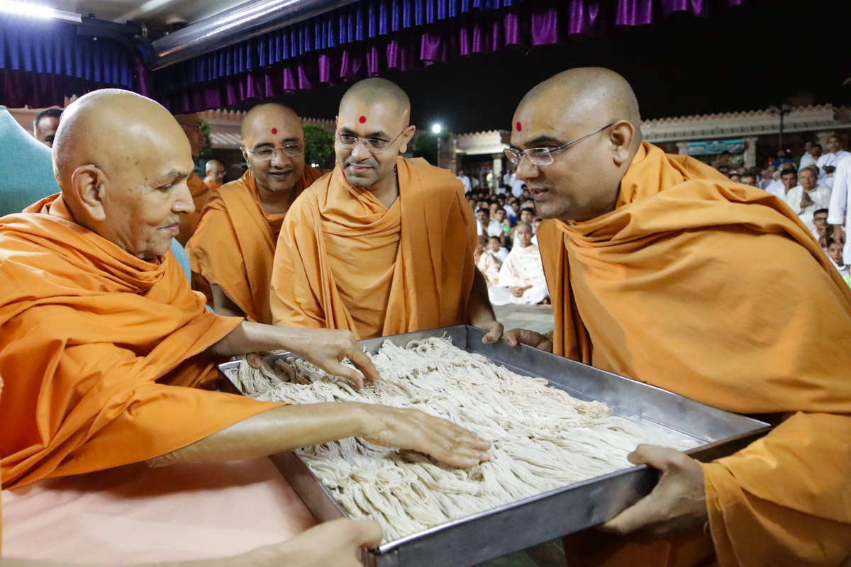 Param Pujya Mahant Swami Maharaj sanctifies janois for Brahmin devotees