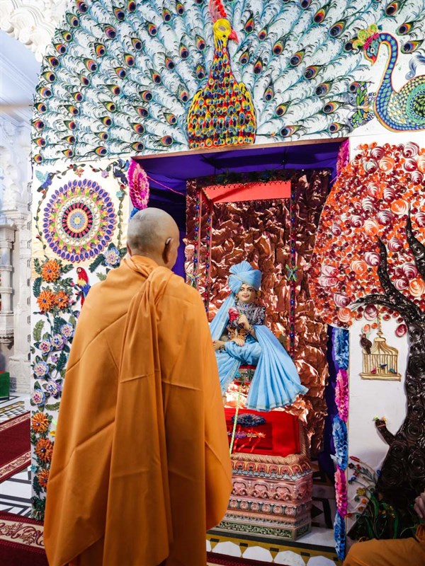Swamishri swings Bhagwan Swaminarayan in a hindolo