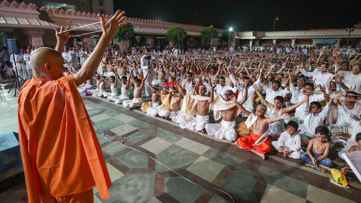 Swamishri blesses the janoi-changing ceremony for Brahmins