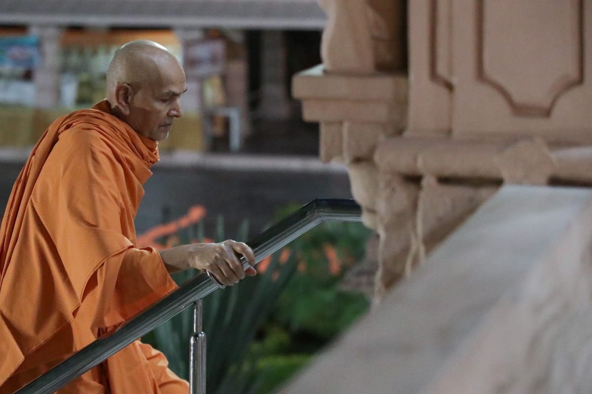Param Pujya Mahant Swami Maharaj climbs the mandir steps